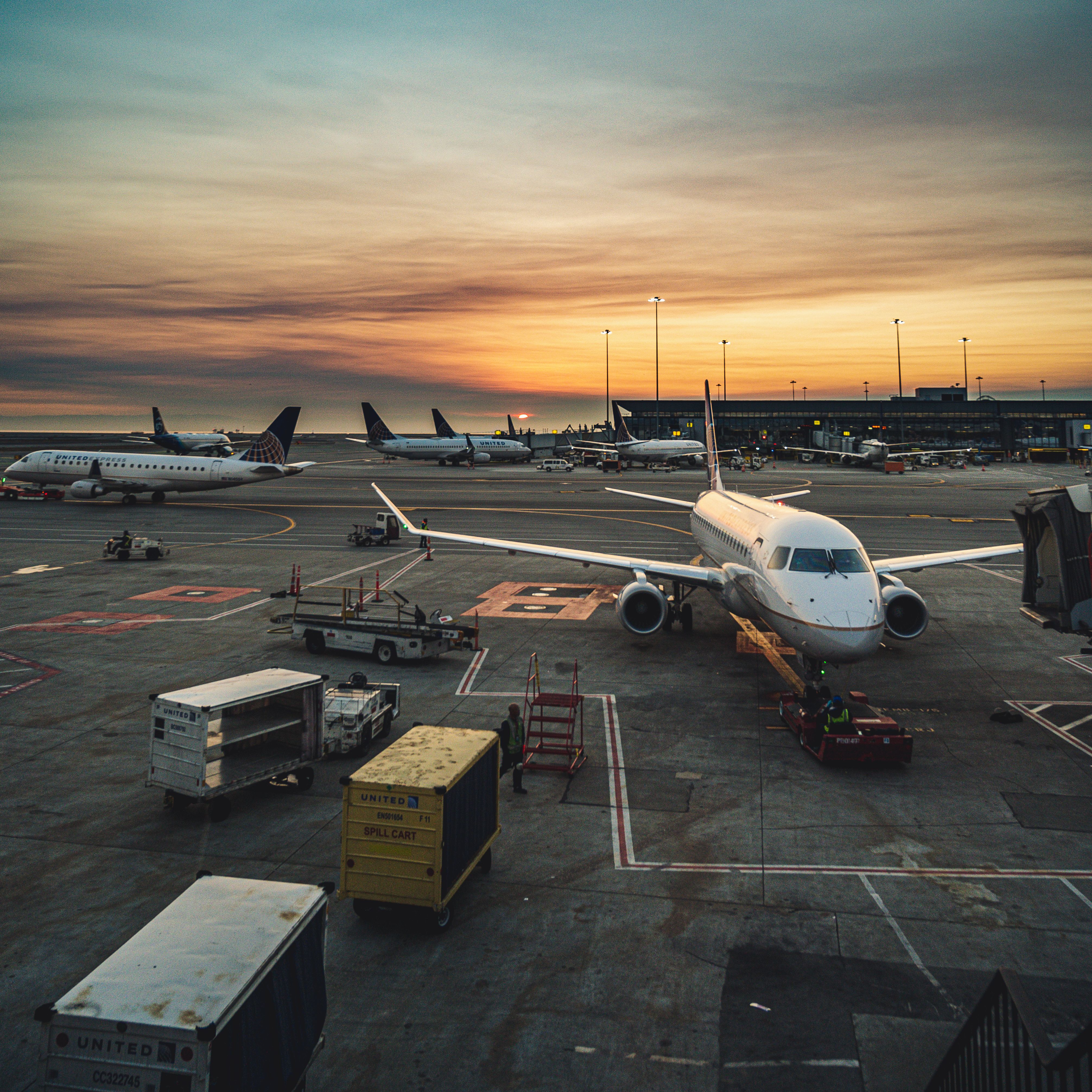 Flugzeuge an einem Flughafenterminal