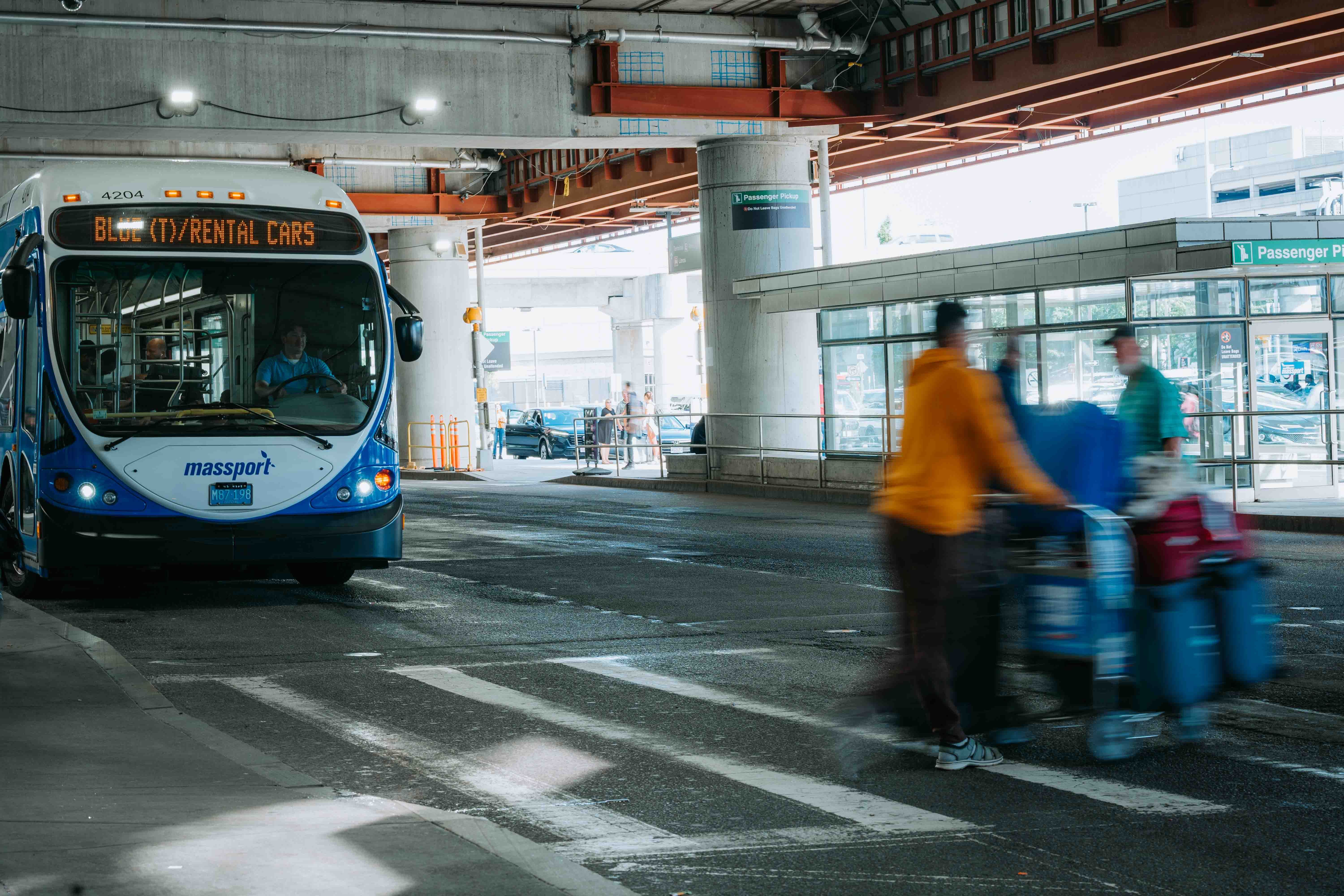 Offiziell bestelltes Taxi und Transfer am Flughafen