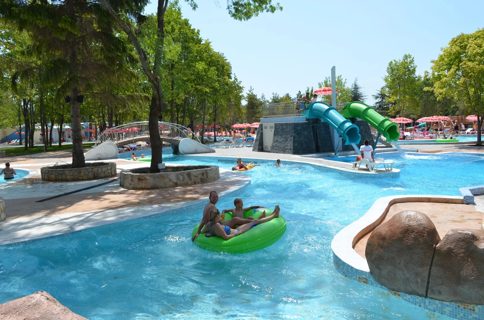 Familie in einem Reifenbecken im Aquapark Aquamania in Albena