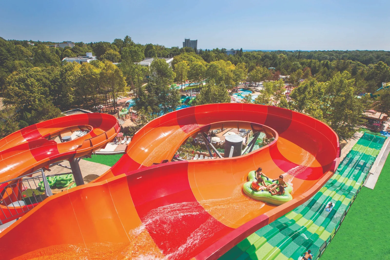 Große Wasserrutschen im Aquapark Aquamania in Albena