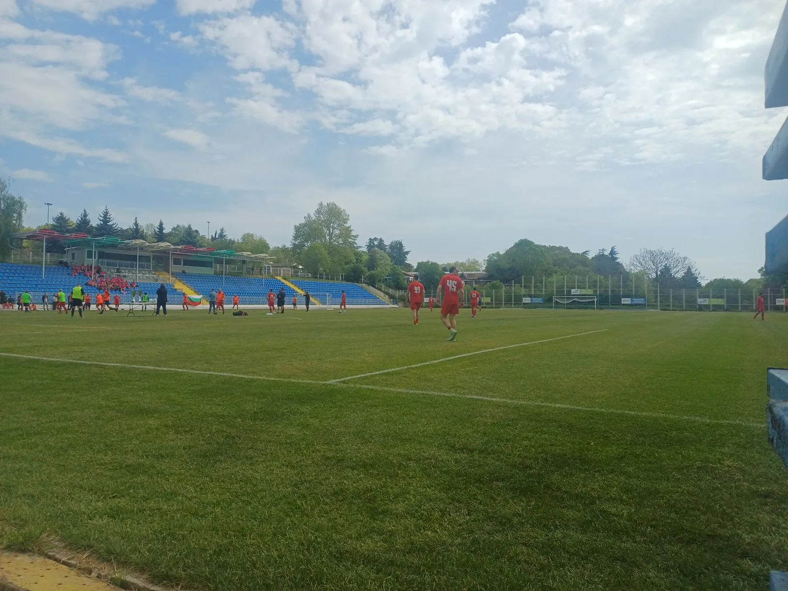 Fußballtraining im Stadion von Albena mit blauer Tribüne