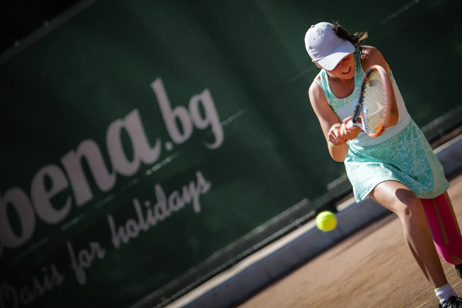 Tennisspielerin beim Rückhandschlag auf einem Sandplatz in Albena