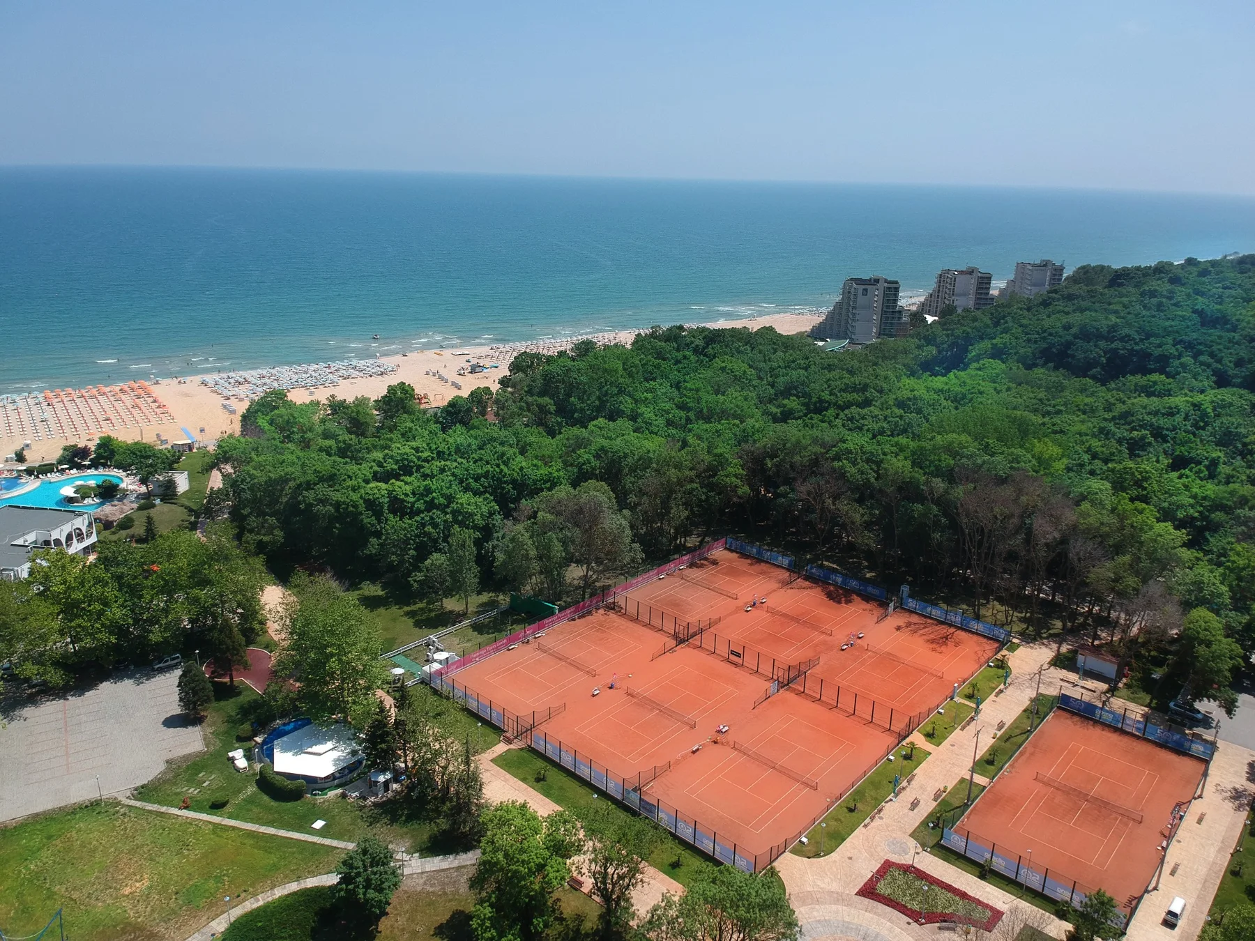 Tennisplätze in Albena zwischen Wald und Schwarzem Meer