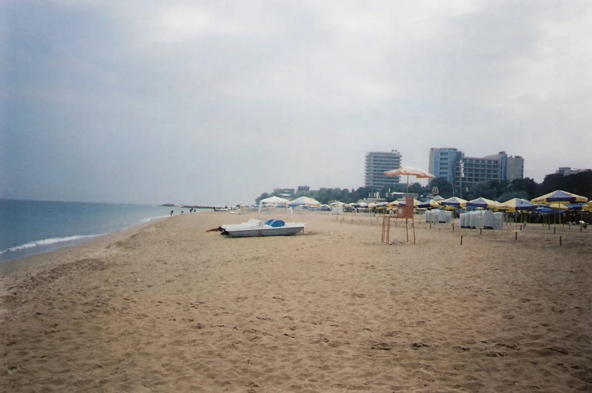 Strand von Goldstrand an der bulgarischen Schwarzmeerküste