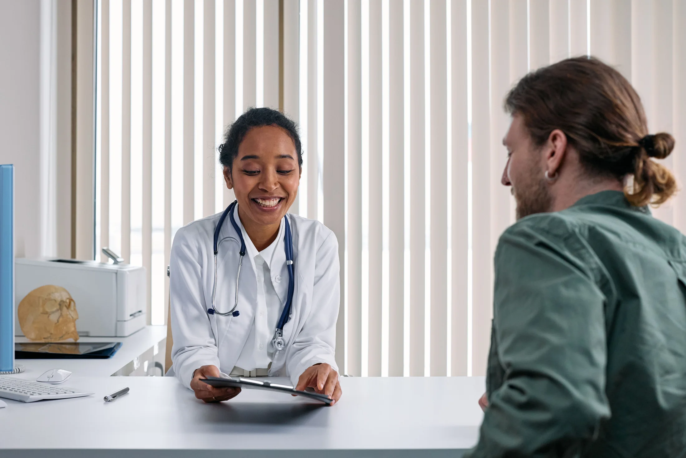 Ärztin im Gespräch mit einem Patienten
