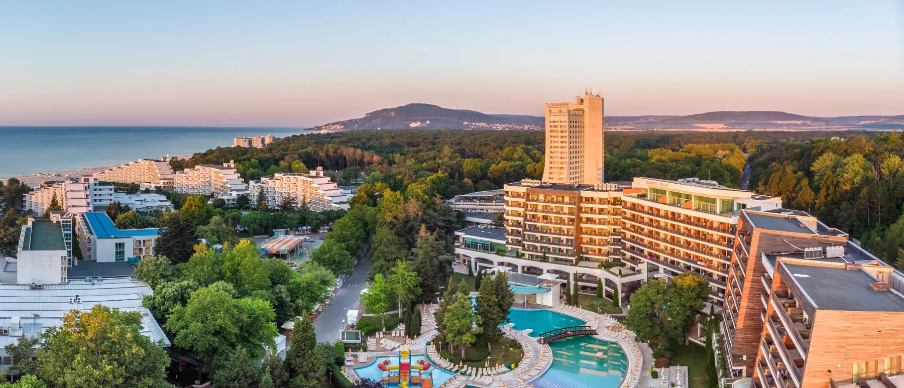 Flamingo Grand Hotel und Poollandschaft im grünen Ferienresort Albena am Schwarzen Meer