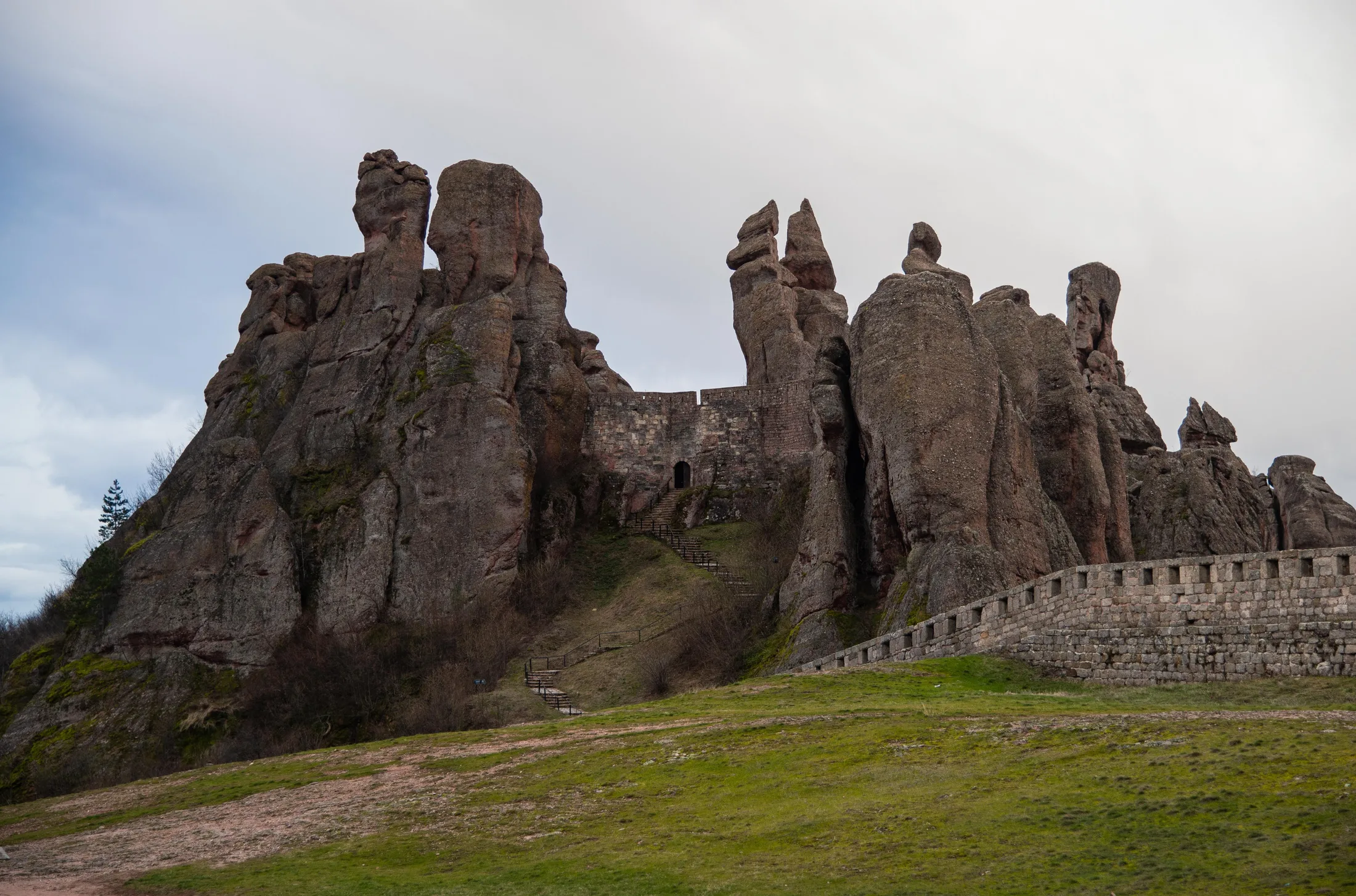 Belogradchik-Festung zwischen roten Felsen in Bulgarien