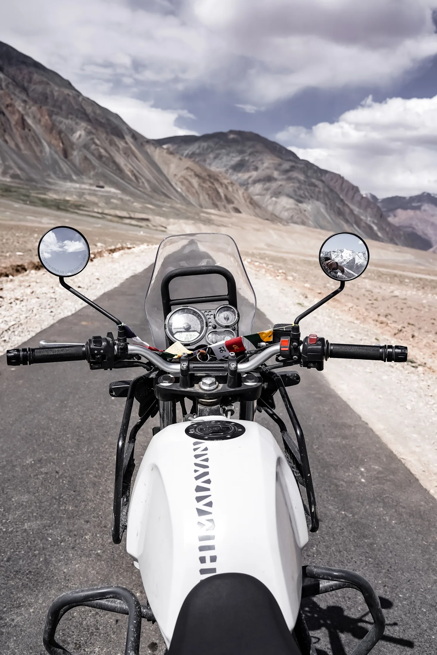 Tourenmotorrad auf einer kurvenreichen Bergstraße als Symbolfoto für die Bulgarien-Route