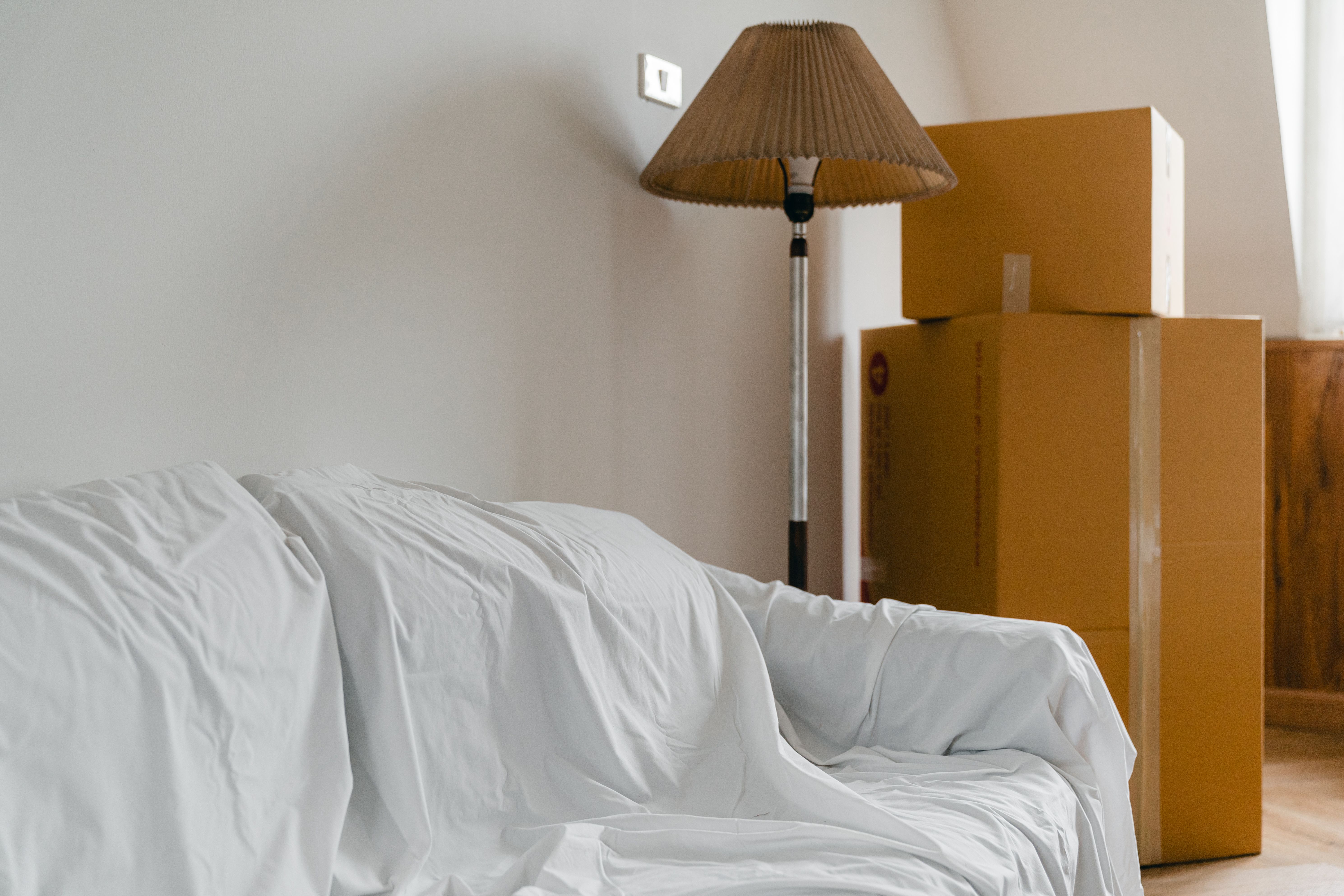 Umzugskartons in einer Wohnung