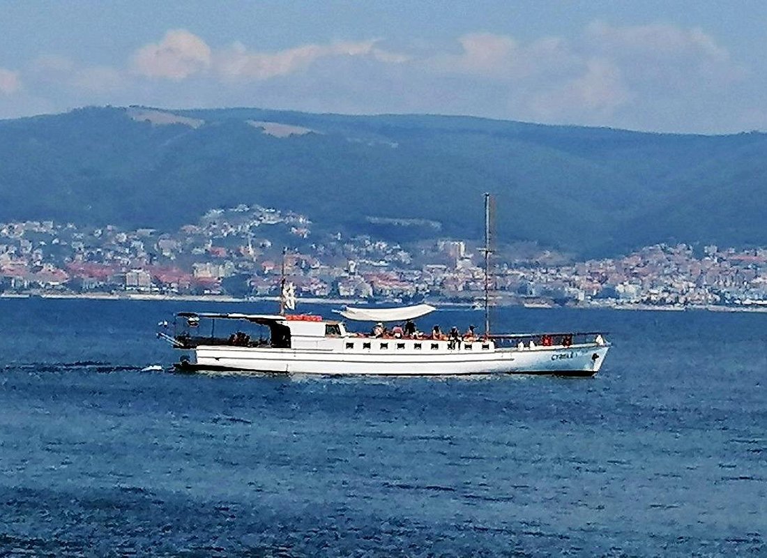 Ausflugsboot auf dem Meer vor der Küste, Originalbild des Anbieters