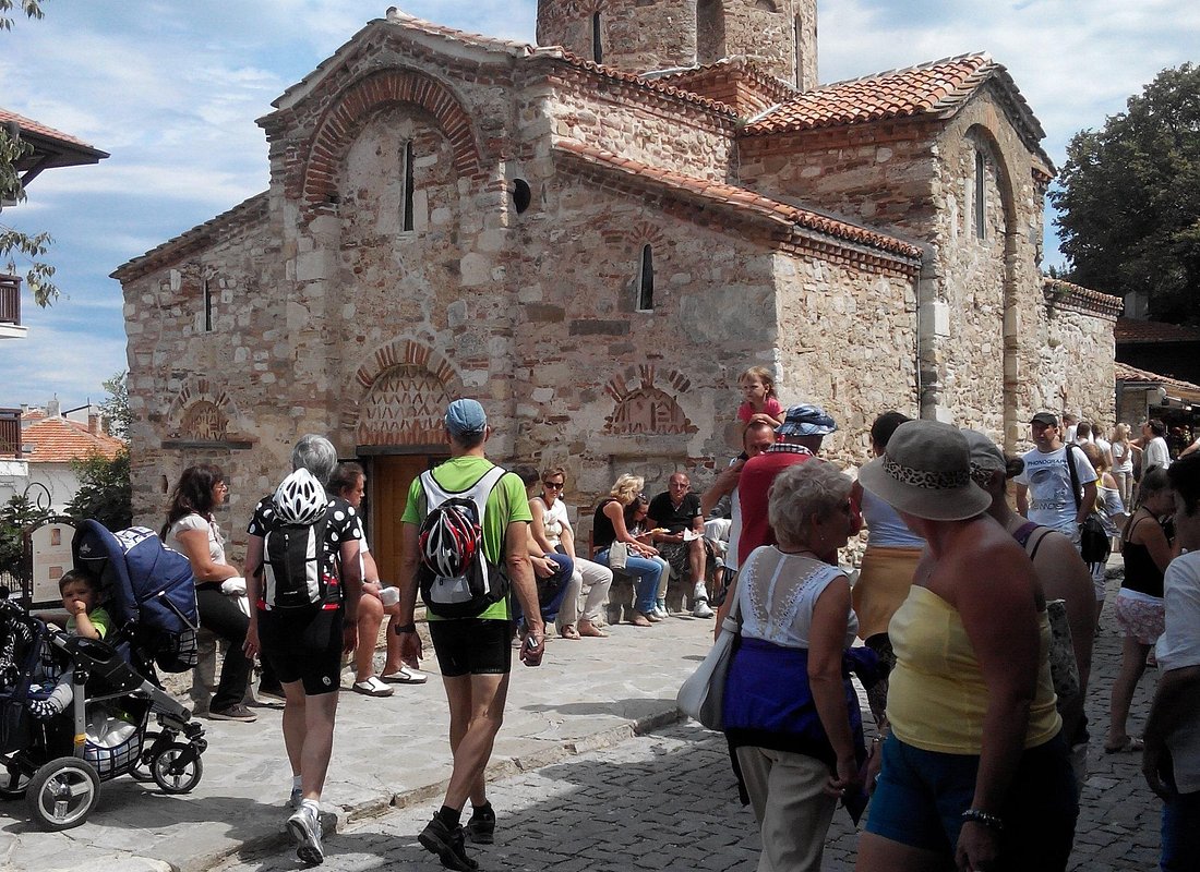 Besucher vor einer historischen Kirche in Nessebar, Originalbild des Anbieters