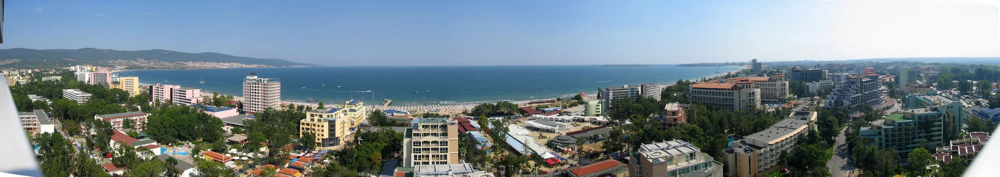 Weites Panorama von Sonnenstrand mit Hotels und Schwarzem Meer