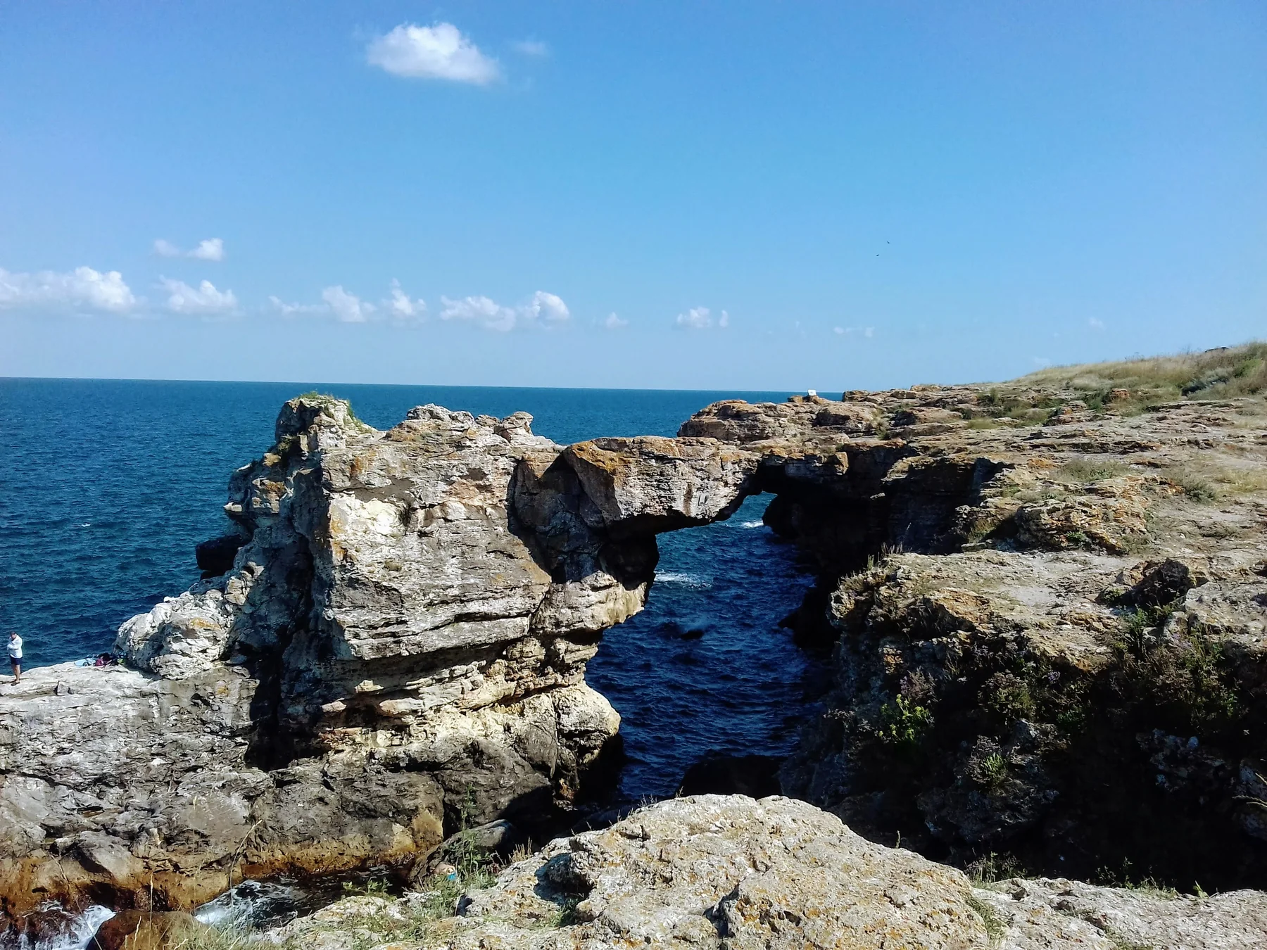 Felsbogen an der Küste von Tyulenovo