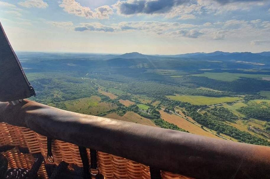 Aussicht aus einem Korb über die Landschaft bei Varna, Originalbild des Anbieters für die elektrische Motocross-Tour