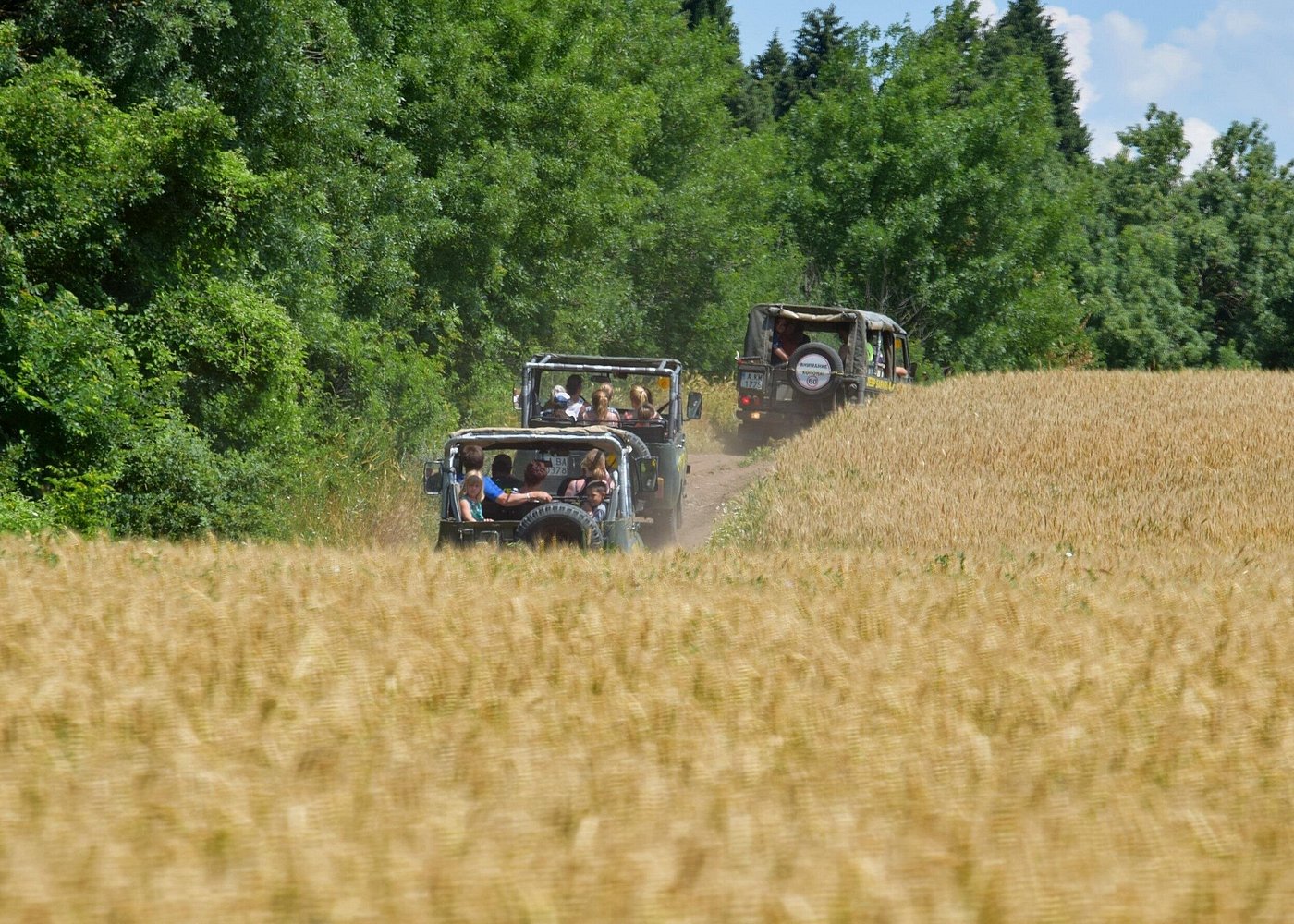 Mehrere Geländewagen fahren über einen Feldweg, Originalbild des Anbieters für das Offroad-Abenteuer bei Varna